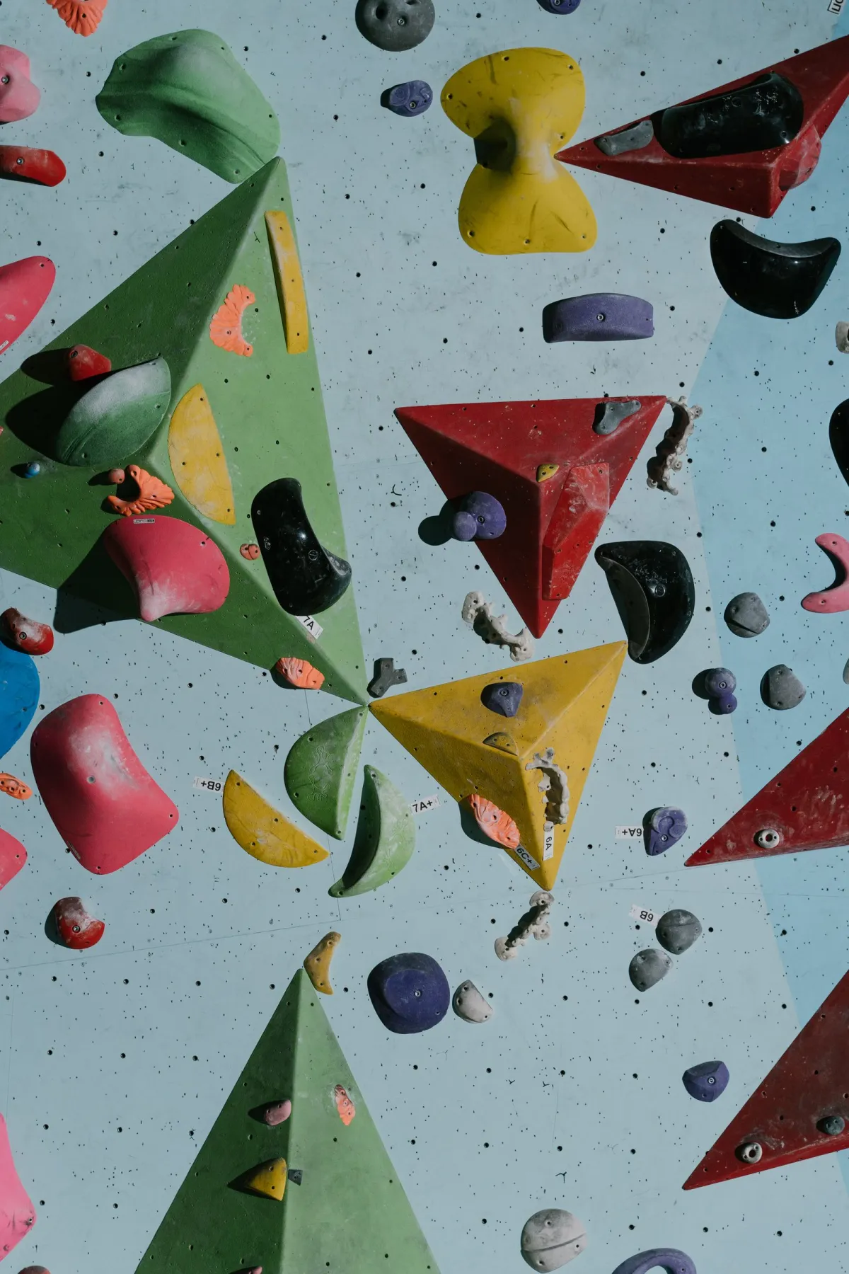 Wielokolorowa ściana boulderingowa z chwytami. Fot. cottonbro studio / Pexels